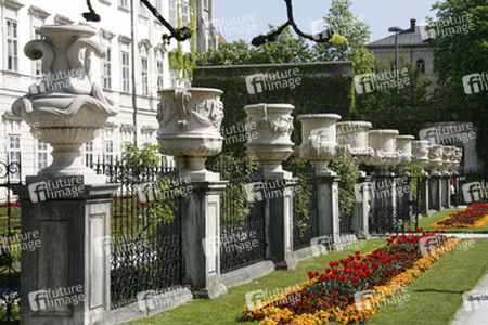 Vasen vor dem Schloss Mirabell