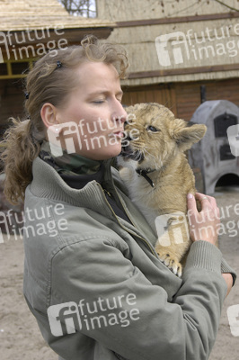 Claudia Blume mit Löwe Borani