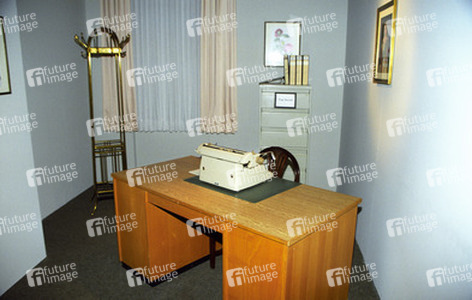 Miss Monepenny's Büro in den 60ern