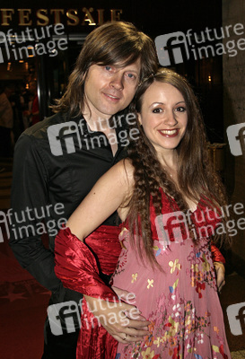 John Kelly, Maite Itoiz