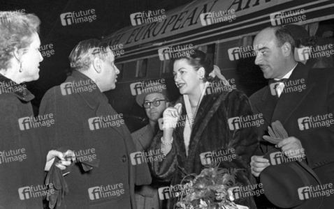 Yvonne De Carlo, Artur Brauner