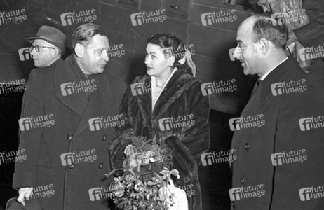 Yvonne De Carlo, Artur Brauner