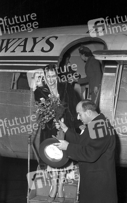 Yvonne De Carlo, Artur Brauner