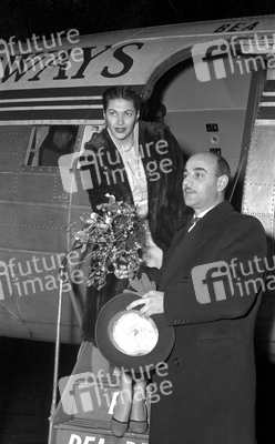 Yvonne De Carlo, Artur Brauner