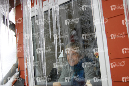 Alte Dame an vereistem Fenster