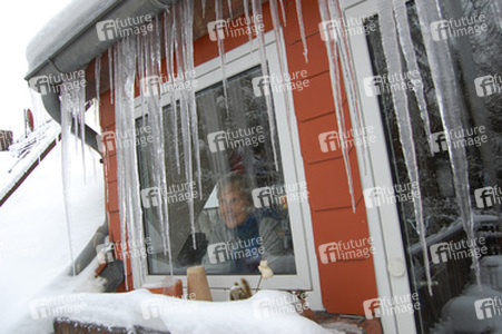 Alte Dame an vereistem Fenster