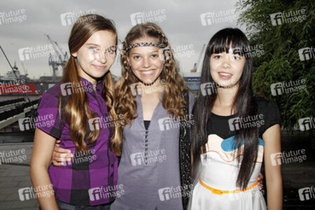 Marny Kennedy, Sophie Karbjinski, Charlotte Nicdao