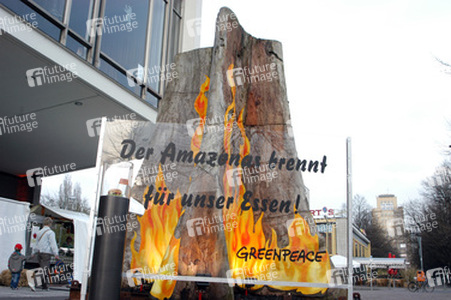 Mammutbaum vor dem Kino International