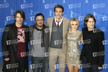 Marco Weber, Dennis Lee, Ryan Reynolds, Hayden Panettiere, Willem Dafoe