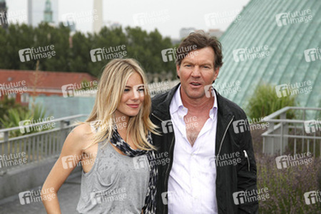 Sienna Miller, Dennis Quaid