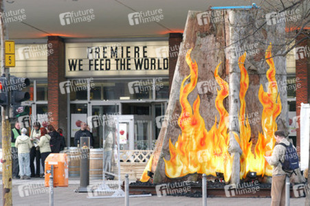 Mammutbaum vor dem Kino International