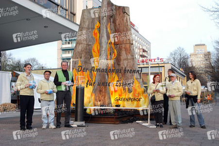 Greenpeace Aktivisten mit Mammutbaum