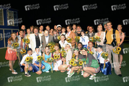 Thomas Bürkholz (Musikalische Leitung), Gerd Natschinski (Komponist), Wolfgang Bordel (Regie) und Thomas Natschinski (Komponist) mit allen Darstellern des Musicals