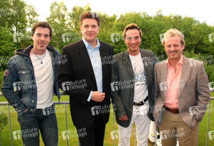 André Holst, Uwe Hübner und zwei Mitglieder der Boygroup Neuerdinxx