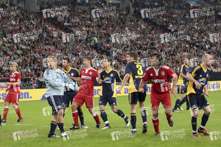 Oliver Pocher mit seinem McFit Allstars Team und Bayernspielern