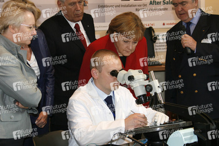 Annette Schavan, Michael Glos, Angela Merkel, KOMSA-Manager und Mitarbeiter