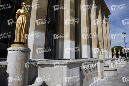 Statuen vor dem Palais de Chaillot