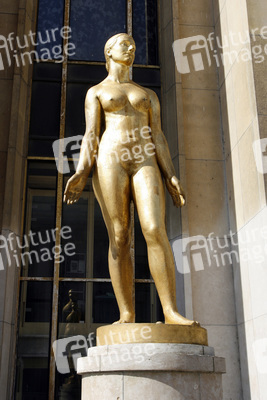Statue vor dem Palais de Chaillot