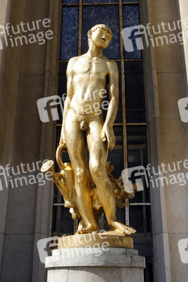 Statue vor dem Palais de Chaillot