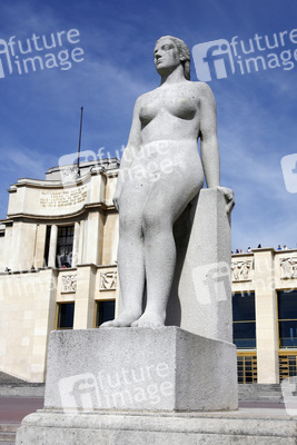 Statue in den Jardins du Trocadéro vor dem Palais de Chaillot
