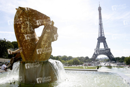 Brunnen in den Jardins du Trocadéro vor dem Eiffelturm