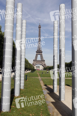 Friedensmahnmal und Eiffelturm