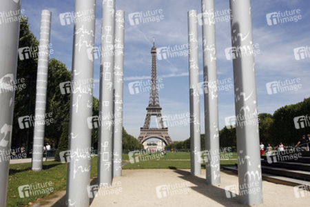 Friedensmahnmal und Eiffelturm