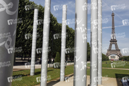 Friedensmahnmal und Eiffelturm