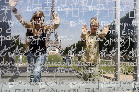 Friedensmahnmal und Eiffelturm