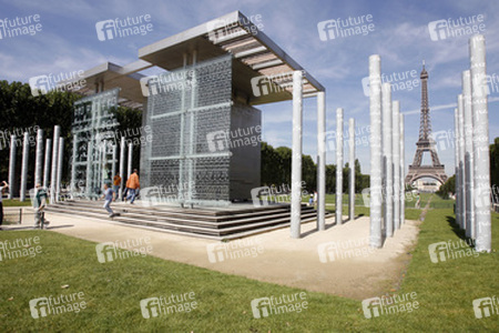 Friedensmahnmal und Eiffelturm