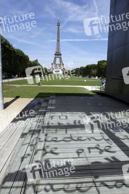 Friedensmahnmal und Eiffelturm