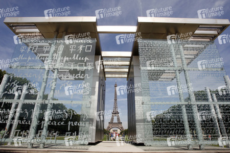 Friedensmahnmal und Eiffelturm