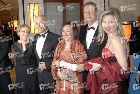 Yoram Ben-Zeev mit Ehefrau Iris, Mania Feilcke, Andreas Dorfmann, Marina Schill