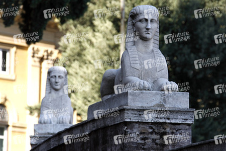 Statuen auf der Mauer an der Piazza del Popolo
