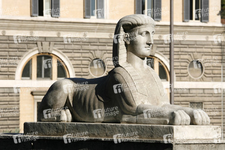 Statue auf der Mauer an der Piazza del Popolo