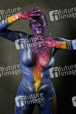 Frau in blauem Overall / Woman in blue overall