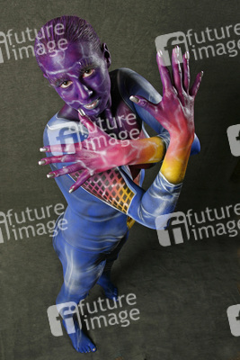 Frau in blauem Overall / Woman in blue overall