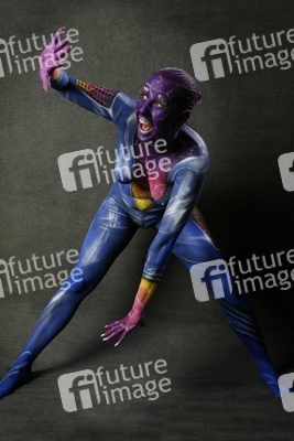 Frau in blauem Overall / Woman in blue overall