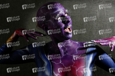 Frau in blauem Overall / Woman in blue overall