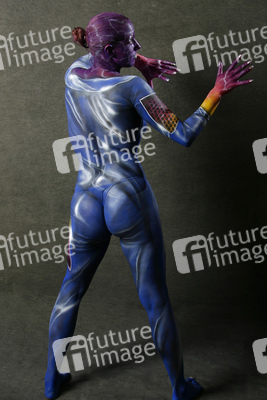 Frau in blauem Overall / Woman in blue overall