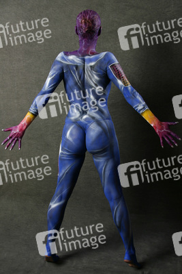 Frau in blauem Overall / Woman in blue overall