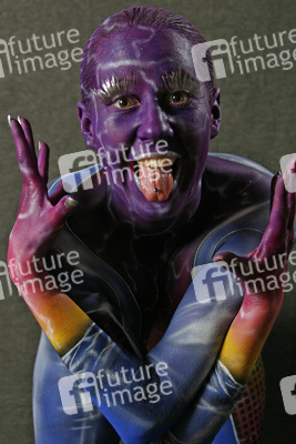 Frau in blauem Overall / Woman in blue overall