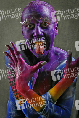 Frau in blauem Overall / Woman in blue overall