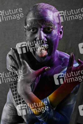 Frau in blauem Overall / Woman in blue overall