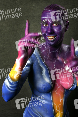 Frau in blauem Overall / Woman in blue overall