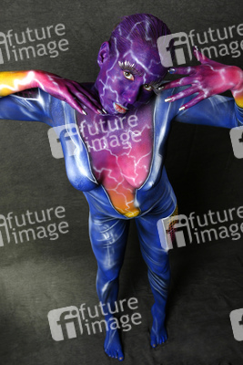 Frau in blauem Overall / Woman in blue overall