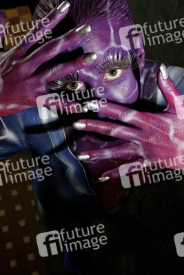 Frau in blauem Overall / Woman in blue overall