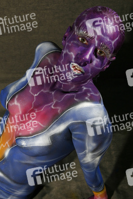 Frau in blauem Overall / Woman in blue overall