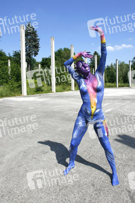 Frau in blauem Overall / Woman in blue overall