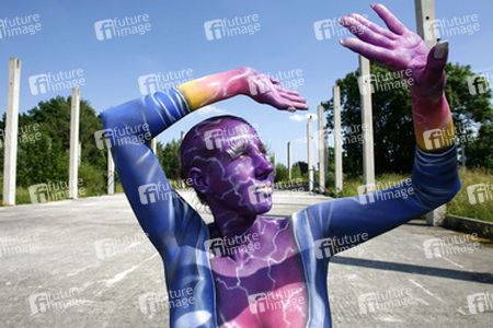 Frau in blauem Overall / Woman in blue overall